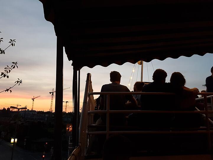 Von hier perfekt: Sonnenuntergang über dem Schlachthofviertel.
