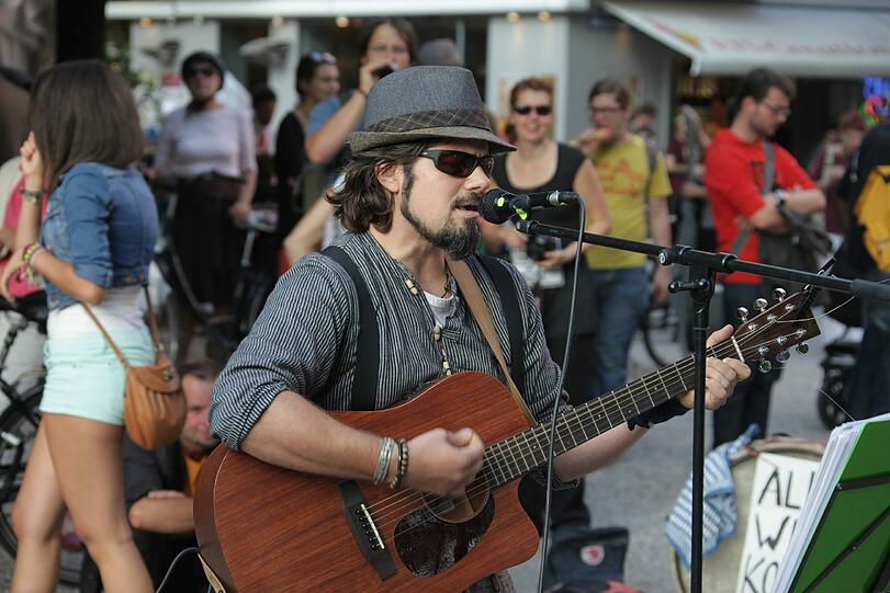 Musik für die Wartenden. Hunderte Münchner empfingen an der Münchner Freiheit die Flüchtlinge, die ihren über 300 Kilometer langen Protestmarsch durch Bayern am Dienstag in der Landeshauptstadt beendeten.