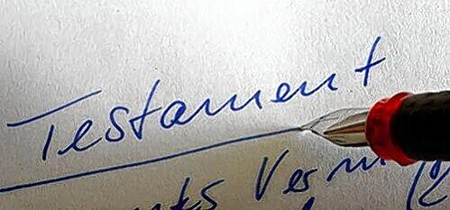 Bevor man sich das Hab und Gut eines Toten aneignet, sollte man schon prüfen, ob es ein Testament gibt. Eine Frau in Sendling hat gleich zugelangt. (Symbolbild)
