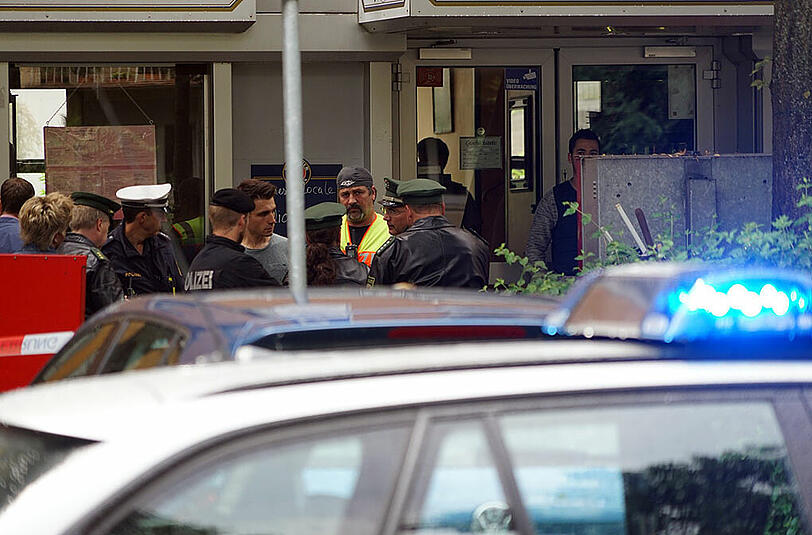 Die Polizei hat in Schwabing eine Frau mit Messer im Kopf aufgefunden. Die Bilder vom Tatort.
