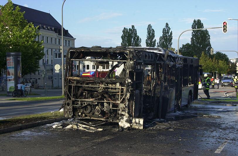 Der Bus fing auf der Fahrt plötzlich Feuer.
