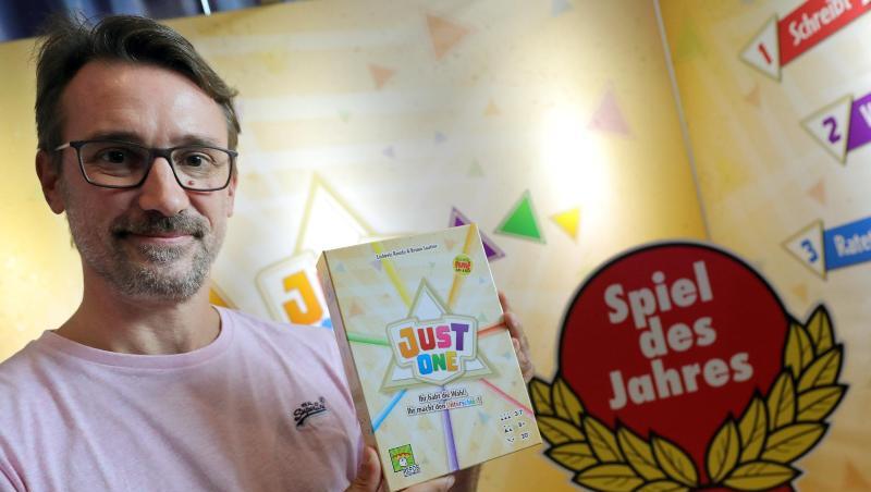 "Just One" von Bruno Sautter ist zum "Spiel des Jahres 2019" gewählt worden. "Just One" von Bruno Sautter ist zum "Spiel des Jahres 2019" gewählt worden.