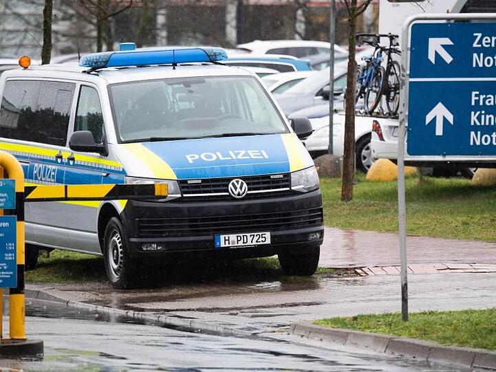 Polizei vor der Medizinischen Hochschule Hannover: Die Bewachung des mutmaßlichen Clan-Mitglieds soll fast 900.000 Euro gekostet haben.