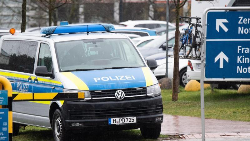 Polizei vor der Medizinischen Hochschule Hannover: Die Bewachung des mutmaßlichen Clan-Mitglieds soll fast 900.000 Euro gekostet haben. Polizei vor der Medizinischen Hochschule Hannover: Die Bewachung des mutmaßlichen Clan-Mitglieds soll fast 900.000 Euro gekostet haben.