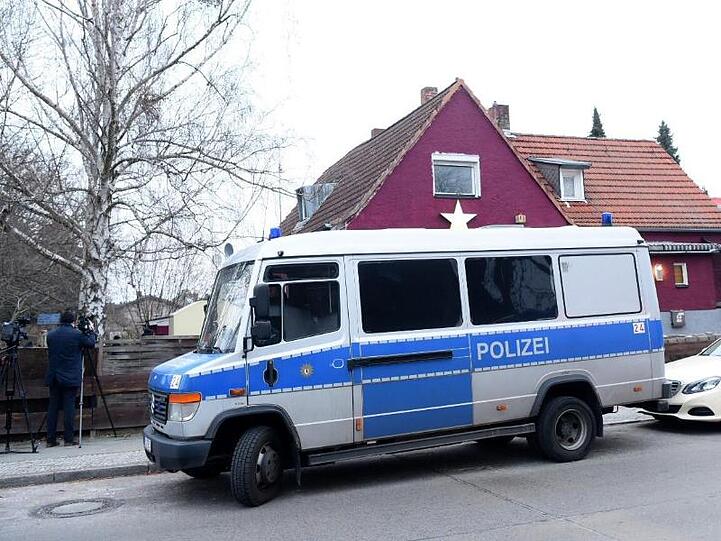 Die Polizei in Berlin und Brandenburg geht gegen eine internationale Waffenschmuggler-Bande vor.
