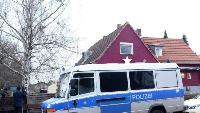 Die Polizei in Berlin und Brandenburg geht gegen eine internationale Waffenschmuggler-Bande vor. Die Polizei in Berlin und Brandenburg geht gegen eine internationale Waffenschmuggler-Bande vor.