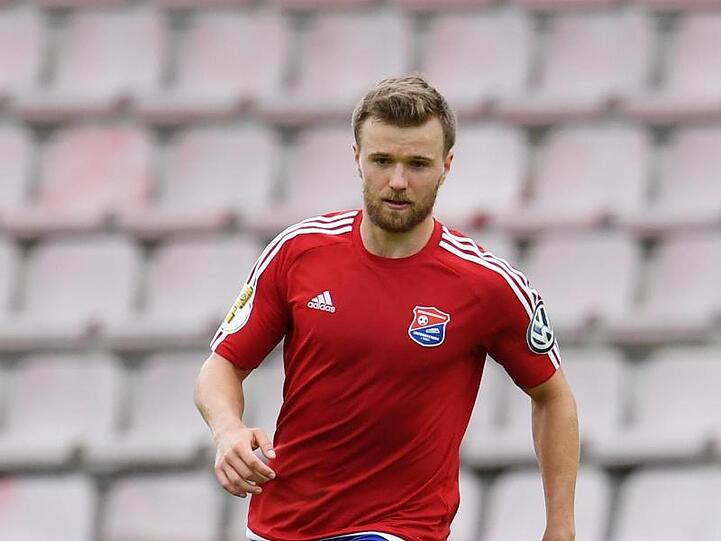 Stephan Hain von Unterhaching. Heidenheim gewinnt die Begegnung mit 4:0. Foto: Tobias Hase/Archiv
