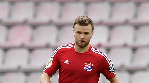 Stephan Hain von Unterhaching. Heidenheim gewinnt die Begegnung mit 4:0. Foto: Tobias Hase/Archiv