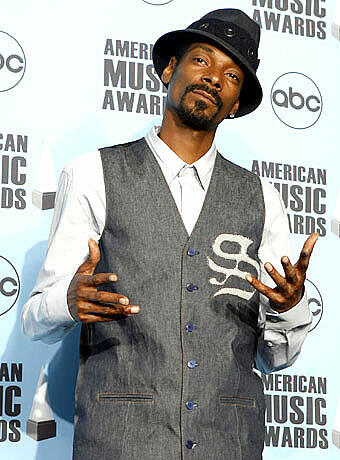 Snoop Dogg: Rapper. Freund markiger Sprüche. Nicht übersetzbar und nicht politsch korrekt ist eine der wichtigsten Botschaften von Snoop: "keep pimpn!" http://twitter.com/snoopdogg