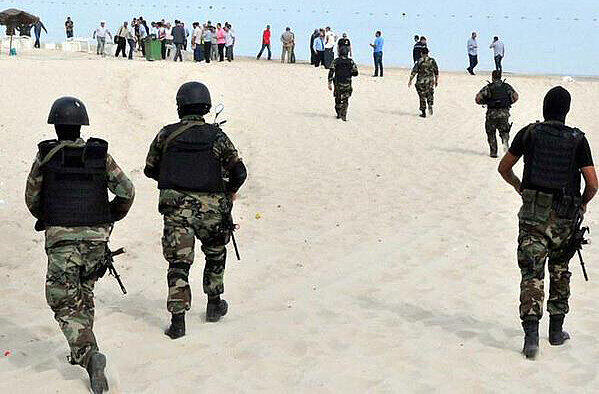 Tunesien: Sicherheitskräfte riegeln den Strand der Hafenstadt Sousse nach einem blutigen Anschlag ab.
