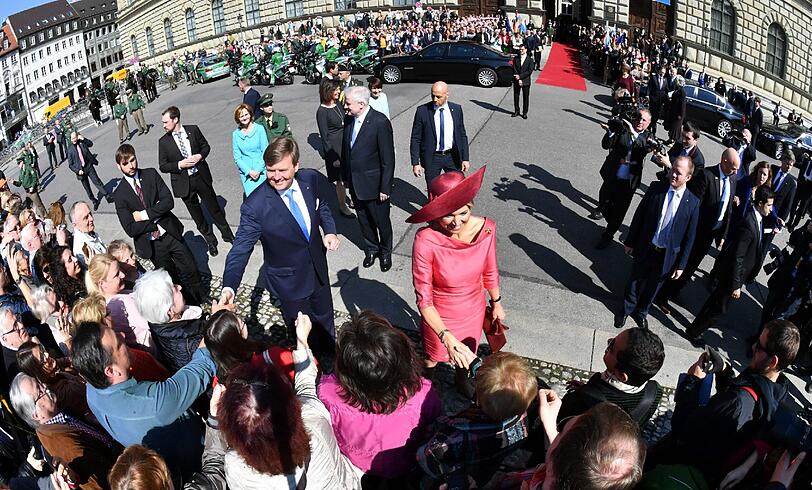 Königin Maxima und König Willem-Alexander der Niederlande werden auf dem Max-Joseph-Platz von Horst Seehofer begrüßt.