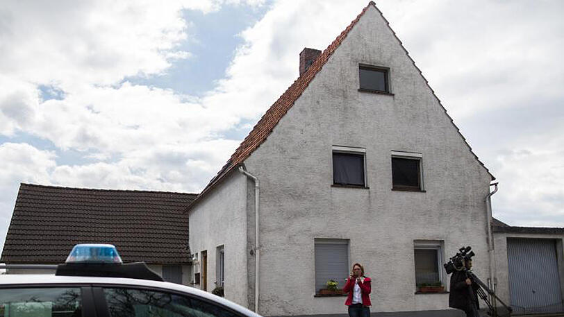Ein Streifenwagen fährt vor dem sogenannten "Horror-Haus" in Höxter vorbei.