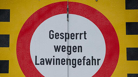 Überall im bayerischen Alpenraum herrscht nach Angaben des Lawinenwarndienst Bayern die zweite der insgesamt fünf Warnstufen.
