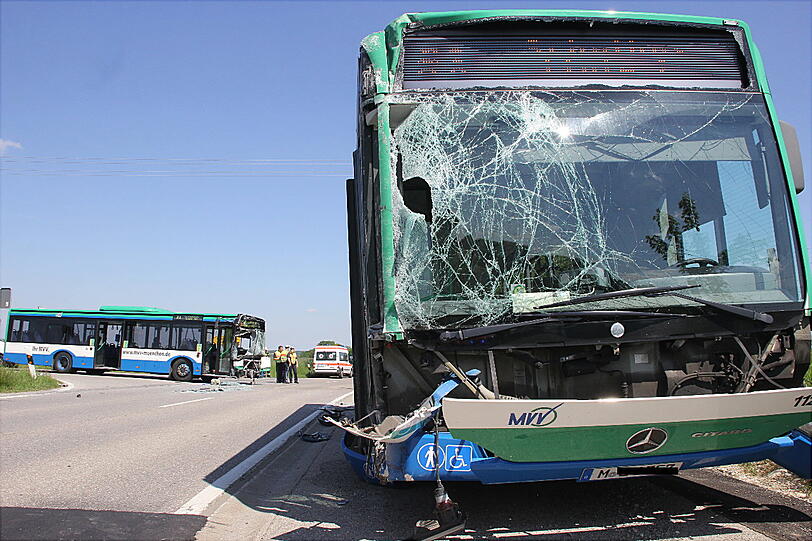 Bei dem Schulbus-Unfall wurden 15 Kinder und die beiden Busfahrer teils schwer verletzt.