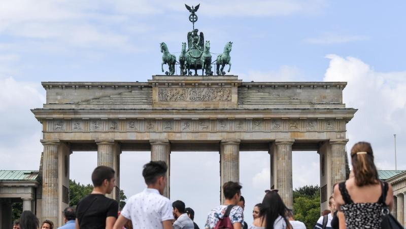 Gern besucht: Touristen stehen auf dem Pariser Platz vor dem Brandenburger Tor. Gern besucht: Touristen stehen auf dem Pariser Platz vor dem Brandenburger Tor.