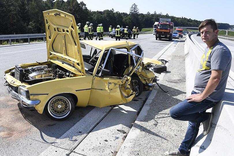 Markus H. vor seinem zerstörten Auto. Jahrelang hatte er daran gebastelt.