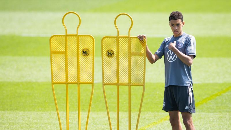 Vom Frischling im DFB-Team wird in Zukunft viel erwartet: Jamal Musiala beim Aufwärmen.