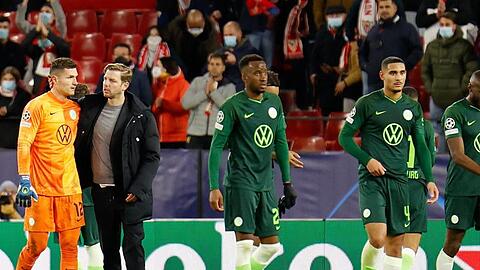 Der VfL Wolfsburg verlor erstmals unter Trainer Florian Kohfeldt (2.v.l).