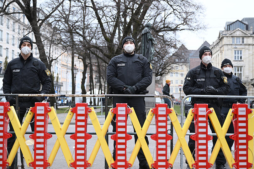 Polizisten stehen hinter einem Sperrgitter am Bayerischen Hof. Klicken Sie sich durch die Aufbau-Bilder der Siko.