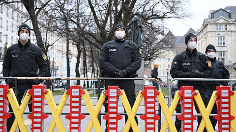 Polizisten stehen hinter einem Sperrgitter am Bayerischen Hof. Klicken Sie sich durch die Aufbau-Bilder der Siko.