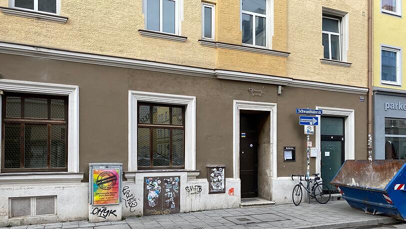 Noch ist in der Schwanthalerstraße 158 der Schwarze Dackel zu finden – aber nicht mehr lang. Die Bar muss raus.