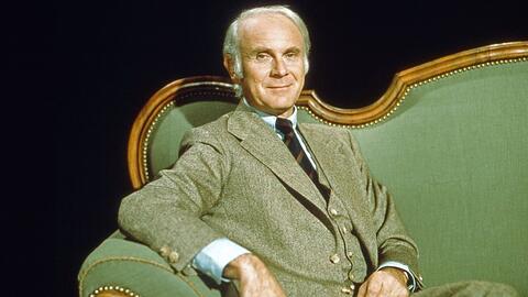 Loriot auf seinem ikonischen Biedermeier-Sofa, von dem aus er mit feinsten Manieren Fernsehgeschichte schrieb.