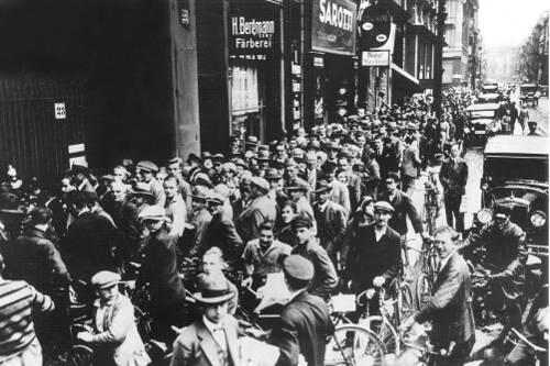 So sah die Weltwirtschaftskrise 1931 aus: Tausende Kunden versuchten, im Berliner Postscheckamt ihr Geld abzuheben. Ähnliches wollen die Regierungen jetzt vermeiden.