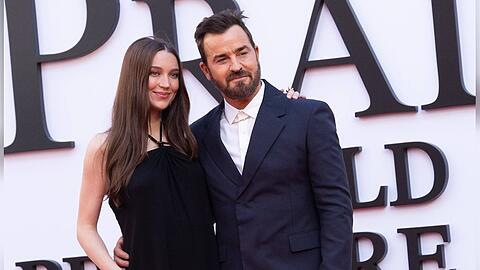 Arm in Arm: Nicole Brydon Bloom und Justin Theroux bei der Weltpremiere von "Der Teufel tr&auml;gt Prada 2" am Montagabend in New York City.