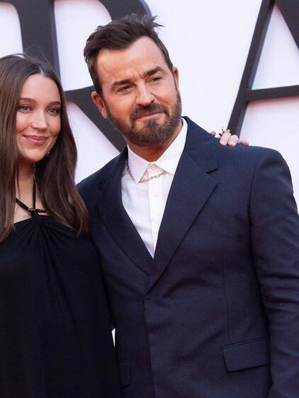 Arm in Arm: Nicole Brydon Bloom und Justin Theroux bei der Weltpremiere von "Der Teufel tr&auml;gt Prada 2" am Montagabend in New York City.