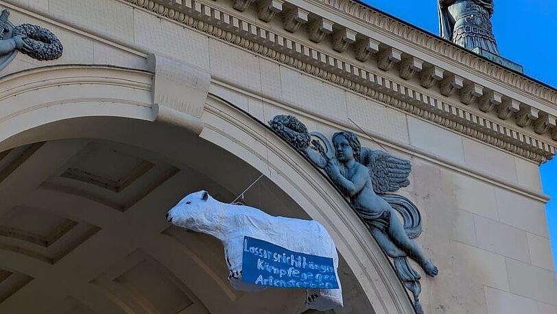 Ein Blick auf die Schilder um die Tierh&auml;lse verr&auml;t: Sie sollen ein Mahnmal f&uuml;r das aktuelle Massenaussterben der Arten sein. "Lass uns nicht h&auml;ngen" steht am Eisb&auml;ren.