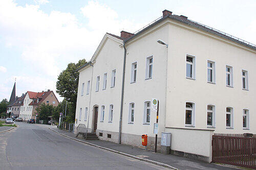 Die Almoshofer Zweigstelle der &bdquo;Schule im Knoblauchsland&ldquo; droht zu verweisen. Die CSU fordert eine Zusammenlegung der Klassen.