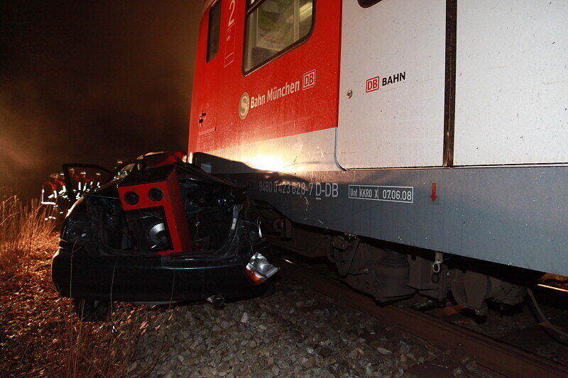 Am Bahnübergang an 
der Kreuzstraße rammt eine S-Bahn den Wagen eines Fahranfängers und schleift ihn 200 Meter mit. Unglaublich: der Fahrer konnte das Wrack mit mehreren Knochenbrüchen, aber immerhin aus eigener Kraft verlassen.