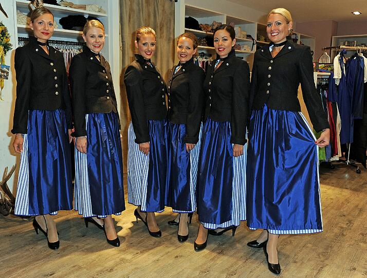 In Lufthansa Flügen nach New York, Charlotte und Bangkok dürfen sich die Fluggäste zur Wiesn Zeit auf ein besonderes Schmankerl freuen: Die Lufthansa Crew in der neuen Trachtenkollektion von Angermaier.