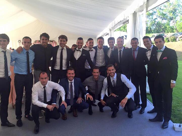Na da schau her - wo ist den FC Bayern-Star Javi MArtinez da gelandet? Die Auflösung: Der 26-Jährige war Gast bei der Hochzeit von Juve-Star Fernando Llorente. Die beiden spanischen Nationalspieler kenne sich aus ihrer gemeinsamen Zeit bei Athletic Bilbao.