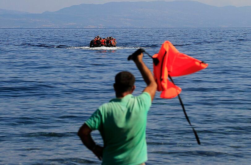 Ein Boot mit Flüchtlingen vor der Küste der griechischen Insel Lesbos. Foto: Orestis Panagiotou/Archiv