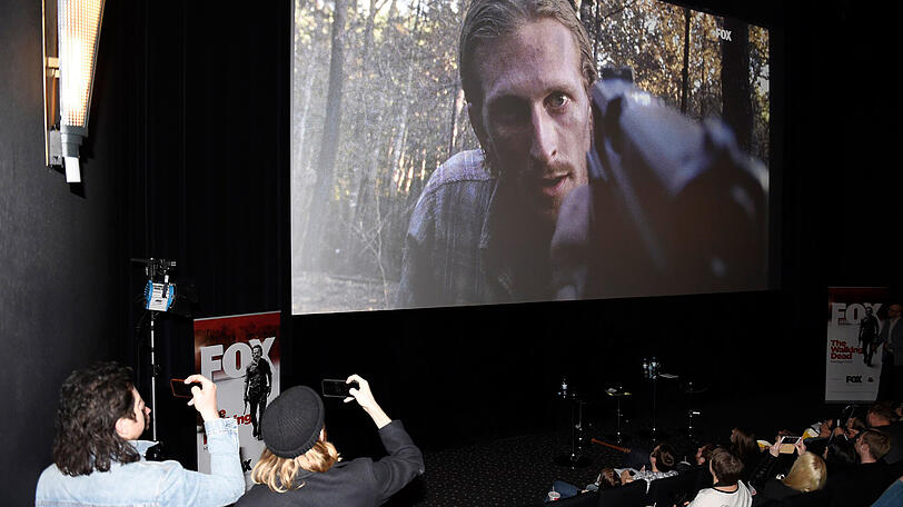 Die Darsteller aus "The Walking Dead" John McDermitt und Ausin Amelio bei der Vorstellung der siebten Staffel in München.
