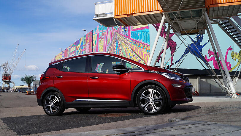 Der Ampera-e ist mit seinem Mini-Van-Design ein optisch gelungenes E-Auto, das viel Alltagstauglichkeit bietet.