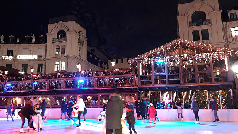 Am Freitag dürfen die Münchner beim Eiszauber wieder mitten in der Stadt Schlittschuhlaufen.
