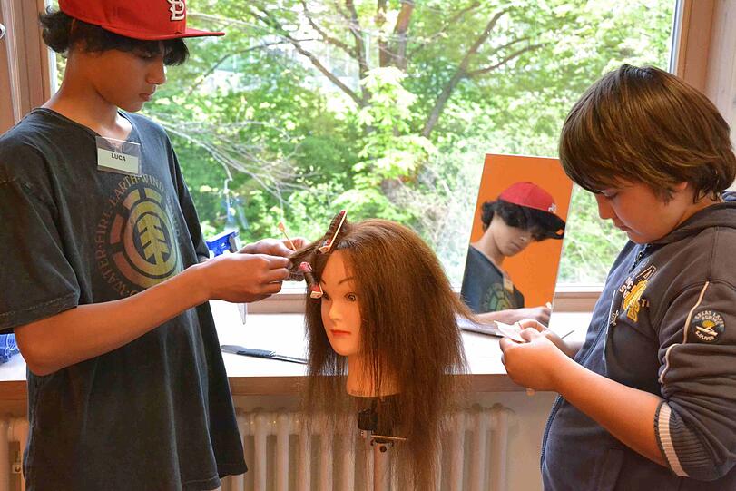 Bohren, Frisieren, Servieren: Jugendliche zwischen 13 und 15 Jahren konnten im &bdquo;Fähigkeitenparcours&ldquo; herausfinden, welcher Beruf zu ihnen passt.