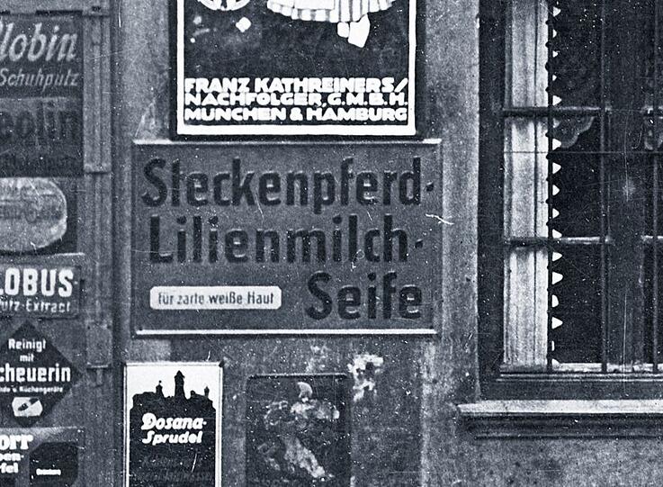 Steckenpferd-Lilienmilch-Seife: Was für ein Name! Der Hoflieferant Bruno Bergmann erzeugt ab 1890 im sächsischen Radebeul Kosmetikprodukte. Am beliebtesten: die Lilienmilch-Seife für "zarte weiße Haut". 1950 wird die Firma in der DDR enteignet, als "Volkseigener Betrieb Steckenpferd" weitergeführt. 1965/1966 stellt der Staat den Betrieb schrittweise von der Seifenproduktion auf die Herstellung von Isolier- und Verpackungsmaterialien aus Kunststoff um. Die Lilienmilch-Seife ist Geschichte.