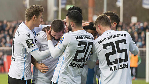 Matchwinner gegen Münster: Die Löwen feiern Sascha Mölders.
