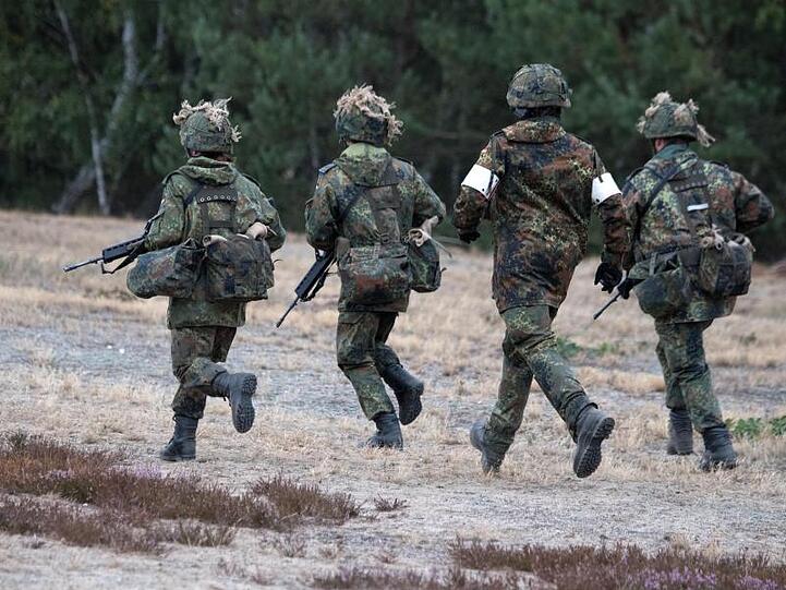 Soldaten der Bundeswehr auf den Truppenübungsplatz im brandenburgischen Lehnin.