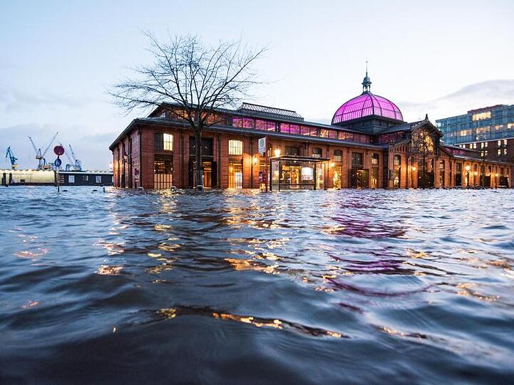 Der Fischmarkt mit der Fischauktionshalle steht unter Wasser.