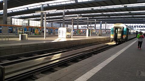 Am Münchner Hauptbahnhof ist am Donnerstagmorgen kaum etwas los.