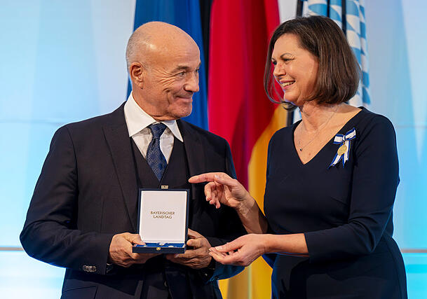 Für seine „prägenden Beiträge zur deutschen Film- und Fernsehlandschaft“: Landtagspräsidentin Ilse Aigner verleiht den Bayerischen Verfassungsorden an Heiner Lauterbach.