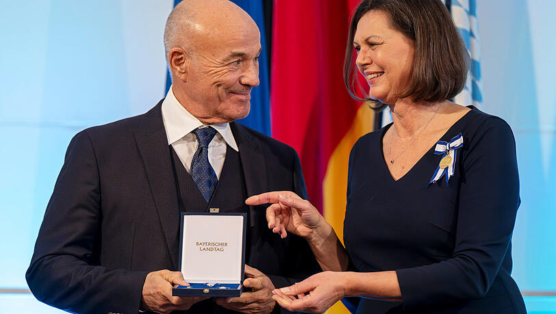 Für seine „prägenden Beiträge zur deutschen Film- und Fernsehlandschaft“: Landtagspräsidentin Ilse Aigner verleiht den Bayerischen Verfassungsorden an Heiner Lauterbach.