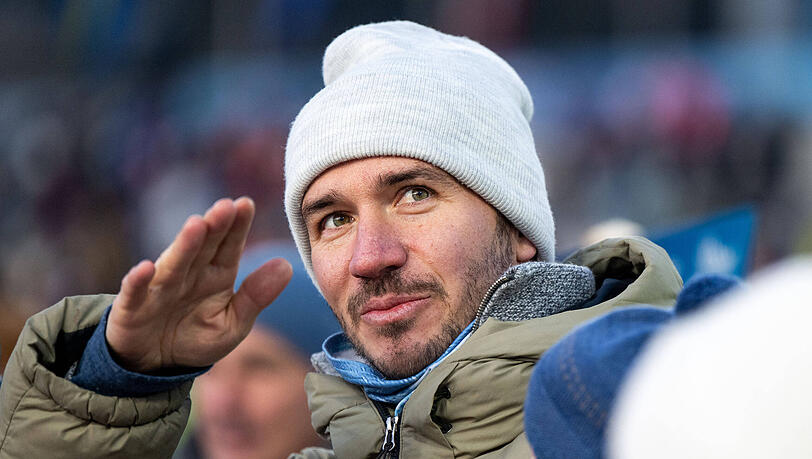 Felix Neureuther und sein Kollege erlauben sich einen &uuml;blichen Streich.