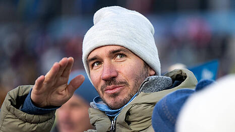 Felix Neureuther und sein Kollege erlauben sich einen &uuml;blichen Streich.