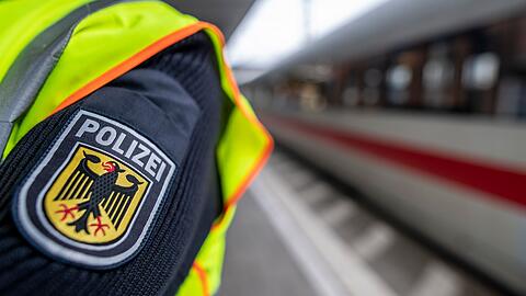 In einem Fernreisezug flog ein 46-J&auml;hriger bei einer Grenzkontrolle der Bundespolizei auf. (Symbolbild)
