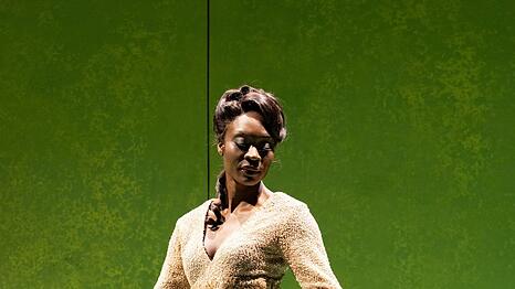 Jeanine De Bique als Alcina in der Inszenierung von Johanna Wehner im Prinzregententheater.